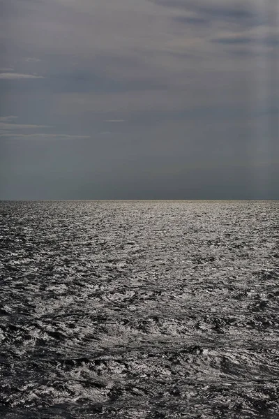 海に当たる太陽の反射 — ストック写真