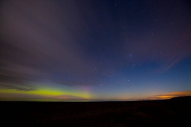 Göz kamaştırıcı yeşil gece gökyüzü