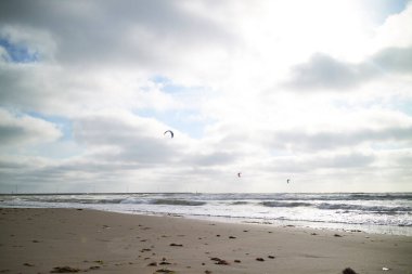 Bulutlu gökyüzü ve kumlu sahil