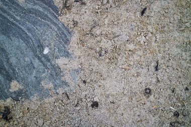 Taşlar Danimarka 'da kumsalda yatıyor.