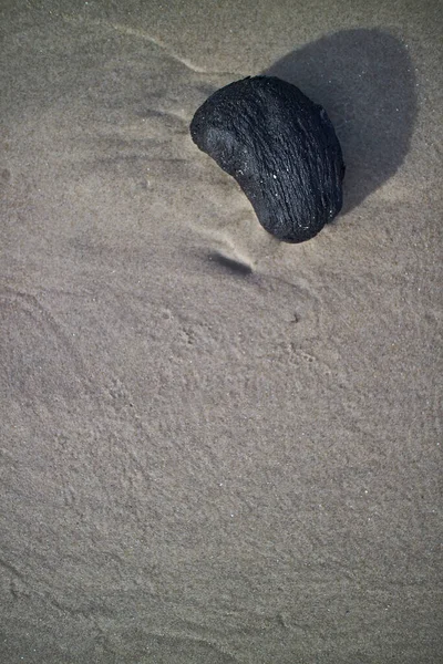 Rocher Noir Posé Dans Sable — Photo