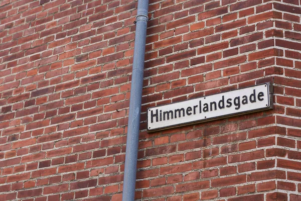 Straatbord Een Bruin Betonnen Gebouw Denemarken — Stockfoto