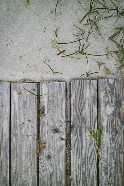 砂の中に茶色の木のパレットも上を歩くパスを形成 — ストック写真