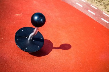 Kırmızı zemin olan çocuk parkı