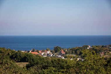 Danimarka 'da okyanus kıyısında bir kasabanın manzarası
