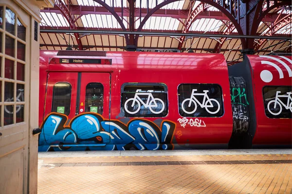 Grafiti ile tren istasyonunda.