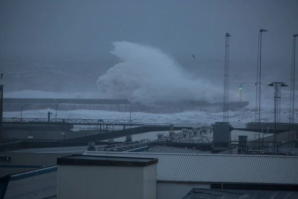 大きな波と非常に嵐と怖い海 — ストック写真