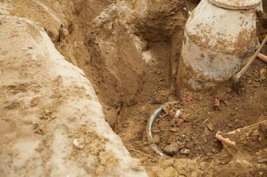 Girişimci kanalizasyonlar, borular ve kazılarla çalışır