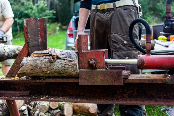 Człowiek Używający Drewnianego Śmigłowca Stole — Zdjęcie stockowe