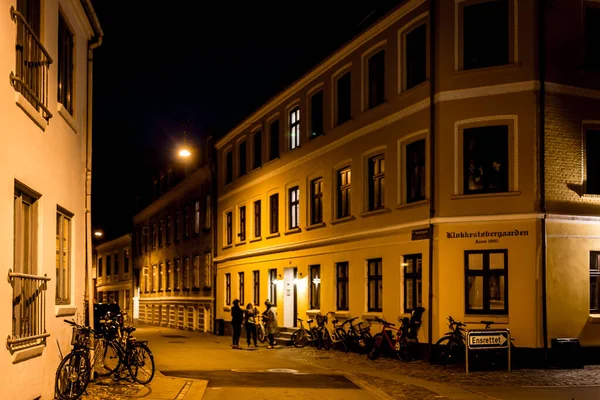 Die Stadt Der Nacht Mit Straßenlaternen — Stockfoto