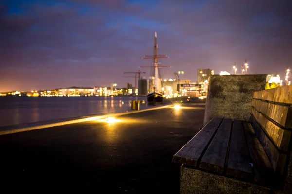デンマークの夜の港に街灯がある — ストック写真