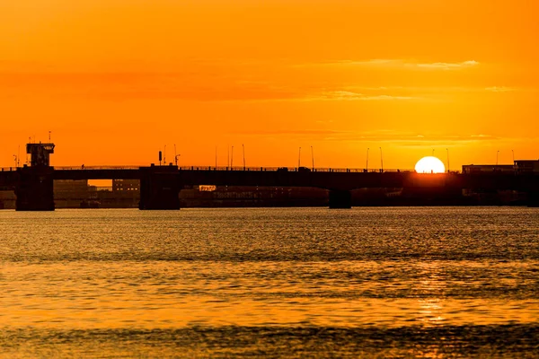 Orangefarbener Sonnenuntergang Einer Langen Brücke — Stockfoto