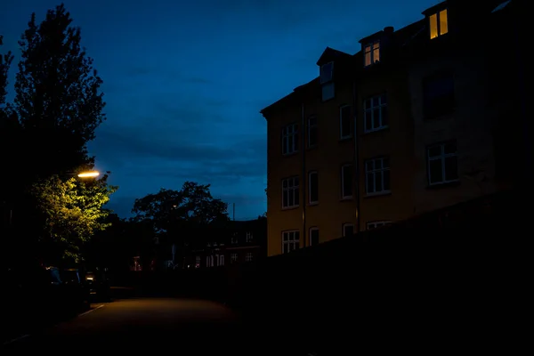 Høj Gul Bygning Natten Med Lyset Slukket Stock-foto