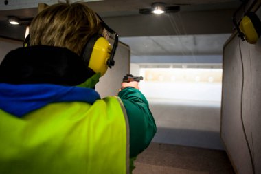 Atış poligonuna nişan alan biri.