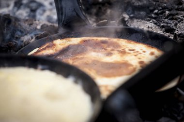 Açık havada gözleme pişiriyorum.