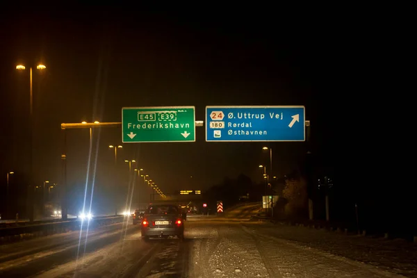 Geceleri soğuk, karlı bir yol