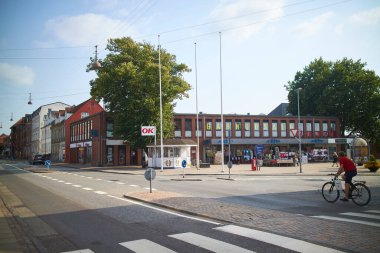 Danimarka 'da güneşli bir günde küçük bir şehir