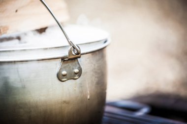 Kamp malzemeleriyle dışarıda sıcak yemek pişirmek.