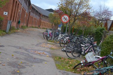 Bisiklet parkı olmayan bir yerde bisiklet parkı