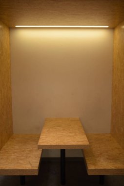 Tahtadan yapılmış küçük bir çalışma odası.