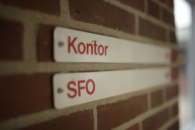 Danimarka 'da eski bir okulda ofis tabelası.