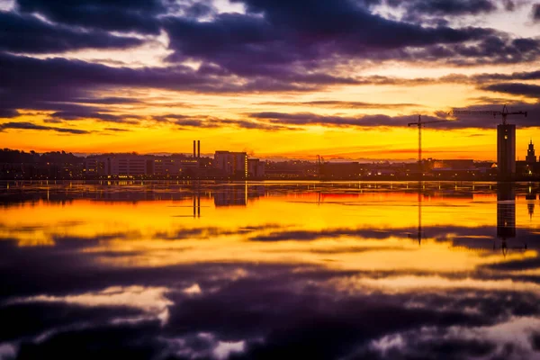 Прекрасний Фіолетовий Помаранчевий Захід Сонця Над Містом — стокове фото