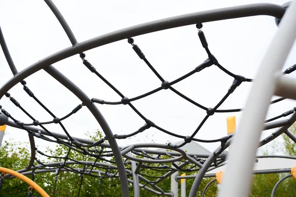 Speeltoestellen Voor Kinderen Een Bewolkte Dag — Stockfoto