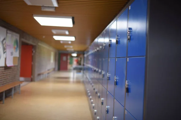 Blå Omklædningsrum Tom Skole Stock-billede