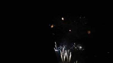 Pattaya Uluslararası Fireworks Festival 2018, Tayland, karanlık arka plan üzerinde muhteşem renkli havai fişek.