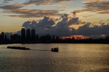 Mavna ve Tug tekne kargo gemisi Bangkok Kulesi ve Choaphraya Nehri, Tayland canlı gökyüzü arka plan ile silüeti