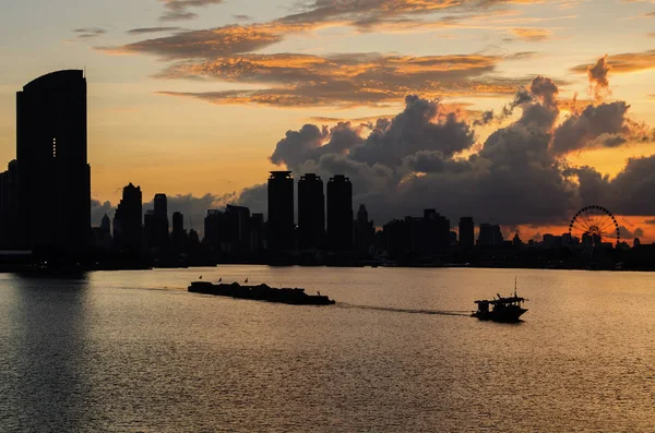 Silhouette Von Lastkahn Und Schlepper Frachtschiff Mit Bangkok Turm Lebendigen — Stockfoto