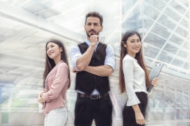 İşadamı ve kadın düşünme büyüme onun şirket, ekip çalışması, düşünceli bir şekilde bu hedefe başarının nasıl 
