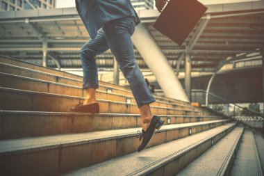 İş adamı kavramı ileri hedefe çalışan, bir adam acele işe gitmek, rekabetçi iş stratejisi,