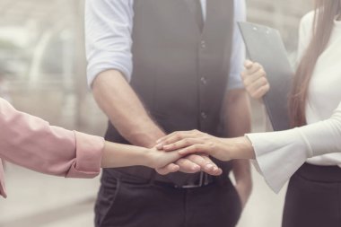 Ekip çalışması için ellerini koyarak birlikte bekle