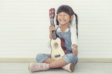 Oturma odasında ukulele ile çocukların konsept portresi