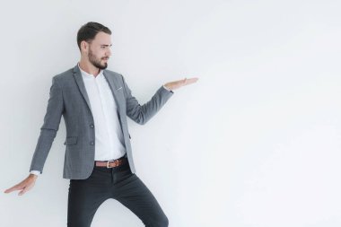 Beyaz tahta üzerinde Iş adamları komik eylem kavramı.