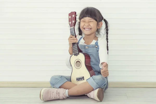 Concept Portret Van Kinderen Met Ukulele Woonkamer — Stockfoto