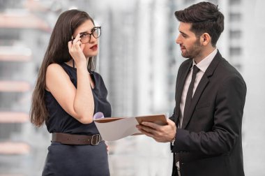 Ofiste çalışan müdür ve sekreter.