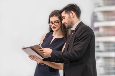 Ofiste çalışan müdür ve sekreter.