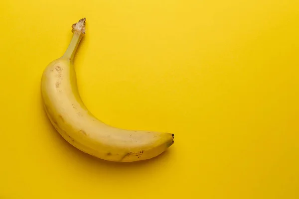 Fruta Banana Isolada Sobre Fundo Amarelo — Fotografia de Stock