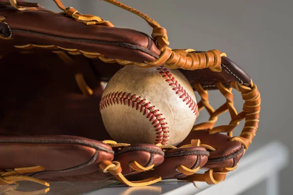 Närbild Begagnad Baseball Boll Inuti Brun Läder Baseball Handske Vanligt — Stockfoto