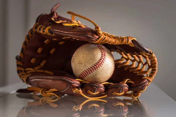 Крупним Планом Використовується Бейсбольний Всередині Коричневої Шкіряної Бейсбольної Рукавички Звичайному — стокове фото