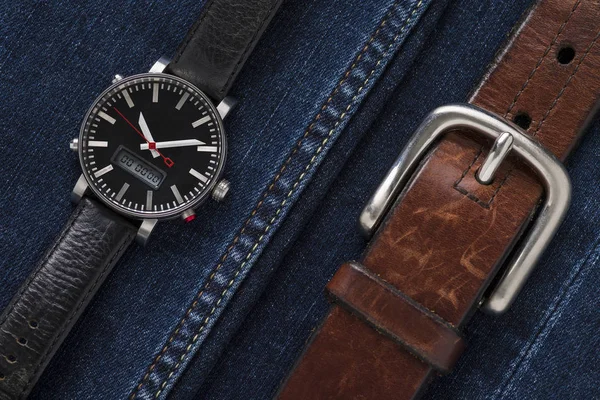 lüks moda seyretmek ile siyah kadran ve siyah deri izle bandı kahverengi deri kemer ile kot kumaş üzerine