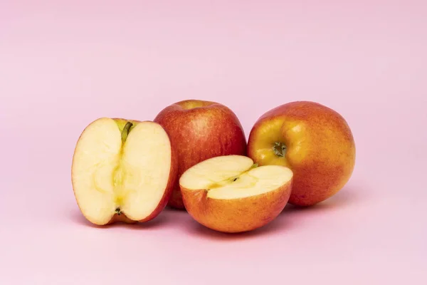 Dos Manzanas Rojas Enteras Dos Medias Piezas Aisladas Sobre Fondo — Foto de Stock