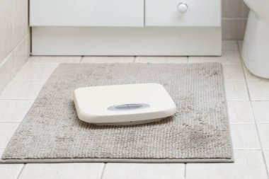 Banyo halı zemin ağırlık ölçekte fotoğrafı