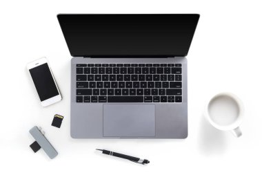 Masa laptop, cep telefonu, hafıza kartları ile görünümünü top, okuyucu, kalem ve kahve Kupası beyaz arka plan üzerinde izole kart