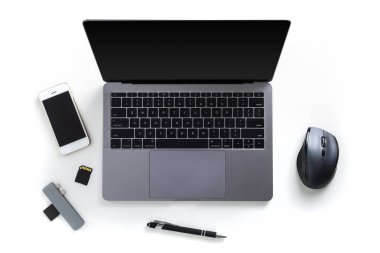 Masa laptop, cep telefonu, bellek kartları, kart okuyucu, kalem ve beyaz arka plan üzerinde izole fare ile üstten görünüm
