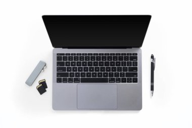Masa laptop, cep telefonu, kalem ile görünümünü üst ve beyaz arka plan üzerinde izole notlar sonrası