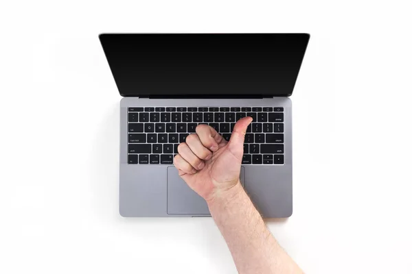 Вид Сверху Столешницу Ноутбуком Рукой Показывающей Вверх Большие Пальцы Белом — стоковое фото