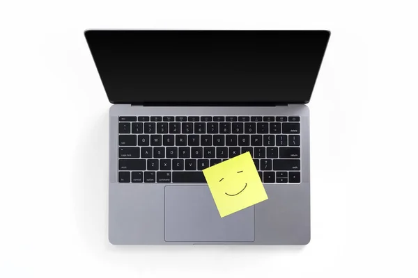 Вид Сверху Столешницы Ноутбуком Пост Заметок Счастливым Лицом Изолированным Белом — стоковое фото